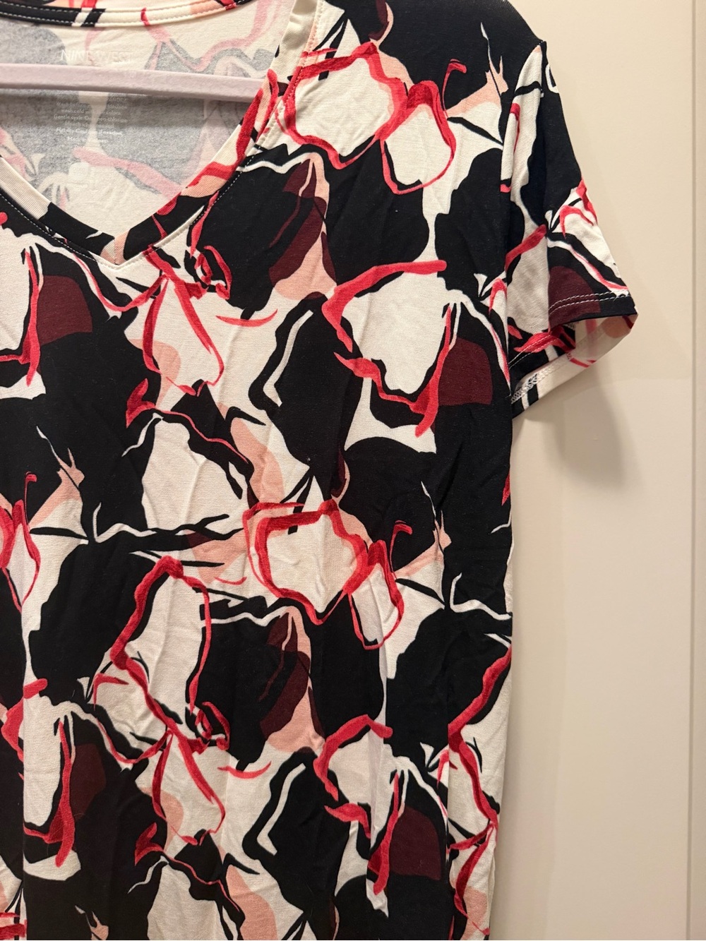NWOT Nine West Abstract V-Neck Short Sleeve Top in Black, White & Red - Picture 5 of 8